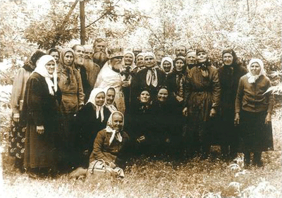 Архимандрит Феофан со своими духовными чадами. Фото 70-х годов XX столетия.