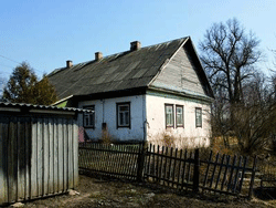 Дом в Шарковщине, в котором жил священник Константин Жданов. Фото 2011 года.