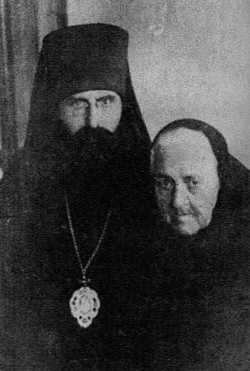 Епископ Никон с мамой Марией Михайловной. Фото начала 50-х годов XX столетия.