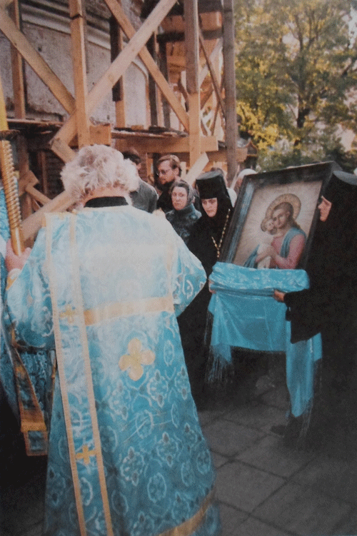 Игумения Феофания с сестрами встречают икону Божией Матери «Взыскание погибших»