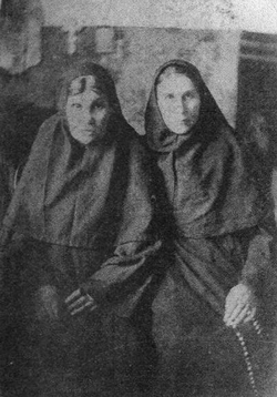Инокиня Параскева (слева) и матушка Фаина в Старобельском Свято-Скорбященском монастыре. Фото начала XX века.