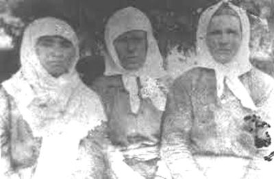Инокиня Параскева (крайняя слева) с духовными чадами Надеждой и Анной.
