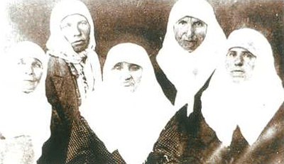 Инокиня Параскева (сидит в центре).