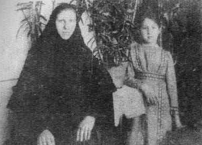 Келейница игумении Аполлинарии инокиня Ермогена с племянницей. Фото начала XX столетия.
