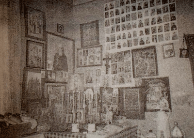 Красный угол в комнате на Московском проспекте в Тбилиси, где жил отец Виталий и по благословению владыки Зиновия совершал Литургию.