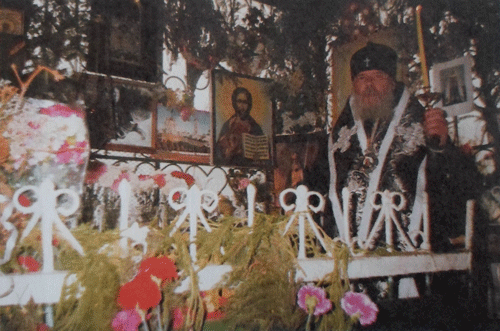 Литию на могиле блаженной Матроны служил Святейший Патриарх Алексий II. Перед поднятием мощей. 4 марта 1998 года.