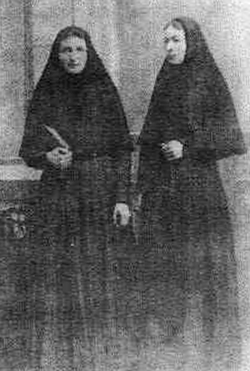 Слева направо: монахини Евстафия и Доната (Хорольские). Дореволюционное фото.