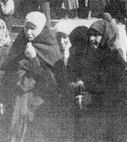 Монахини закрытой обители (Крайняя слева: монахиня Макария). Старобельск, 50-е годы XX столетия.