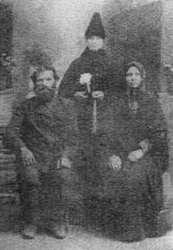 Монахиня Аполлинария Казначеева (стоит). Фото начала XX столетия.