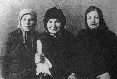 Монахиня Фаина (в центре) с духовными чадами.