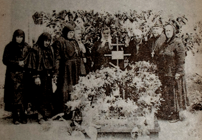 На могиле старца схиархимандрита Виталия. Тбилиси. 1992 год.