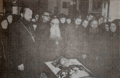 На отпевании схиархимандрита Андроника (+ 21 марта 1974 года). Справа от митрополита Зиновия брат Виталий.