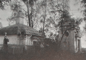 Надгробные часовни на Духовном кладбище: сына строителя храма (слева), Глинки Л.А. (справа). Фото А.Т. Доморацкого. 1929 г.