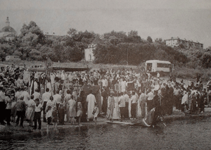Освящение окских вод во время Крестного хода