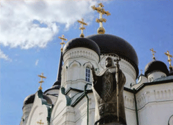 Памятник святителю Митрофану у воронежского Благовещенского собора