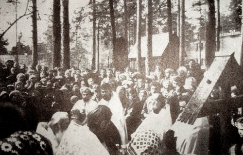 Пятидесятилетие со дня кончины иеросхимонаха Серафима Вырицкого. Панихида на могиле старца 3 апреля 1999 года.