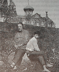 Последний священник отец Николай Мясоедов с сыном (Род. в 1868 г. Расстрелян в 1937 г.)