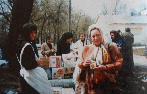 Сестры монастыря в большие и престольные праздники бесплатно кормят и раздают продукты питания