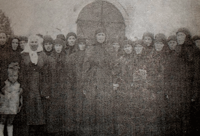 Сестры общины храма Вознесения Господня в селе Бурдино. В центре монахиня Мария (Дьяченко). Начало 1970-х годов.
