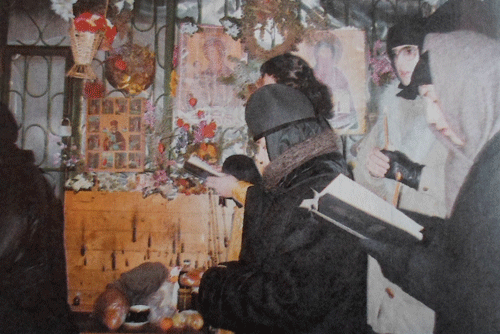 Сестры Покровского женского монастыря во время панихиды у блаженной Матроны. Декабрь 1997 года.