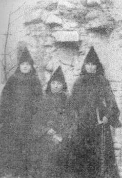 Сестры Старобельской обители после ее закрытия несут послушание в монастыре на Кавказе. Фото I-й половины XX столетия.