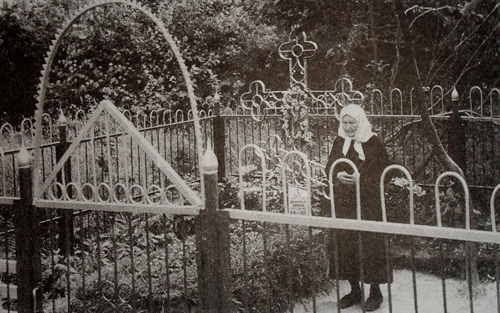Шамординская схимонахиня Анастасия (Алексеенко) на могилке отца Рафаила. Покровское кладбище города Козельска, 1958 год
