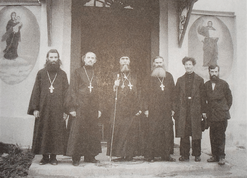 У входа в Благовещенский храм: Калужский епископ Онисифор (Понаморев), справа - иеромонах Рафаил
