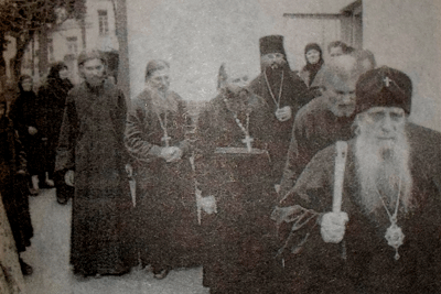 В День Ангела митрополита Зиновия. Отец Виталий следует за Владыкой. 12 ноября 1983 года.