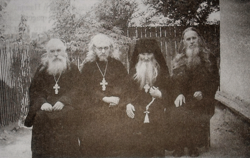 В гостях у отца Севастиана оптинский схимонах Иоасаф (Моисеев). На фото он – крайний справа