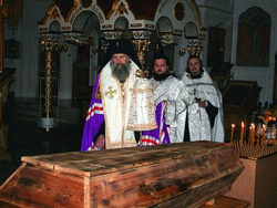 Высокопреосвященный Феодосий, архиепископ Полоцкий и Глубокский, у гроба с честными останками иерея Константина Жданова в монастырском Кресто-Воздвиженском соборе. Фото 2010 года.