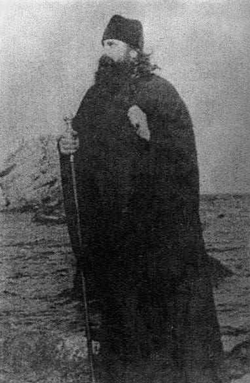 В редкие минуты отдыха... Владыка Никон на берегу Чёрного моря. Одесса. Фото середины 50-х годов XX столетия.
