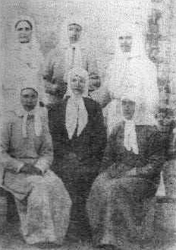 Вновь прибывшие девицы-кандидатки для поступления в Старобельскую обитель. Фото начала XX столетия.